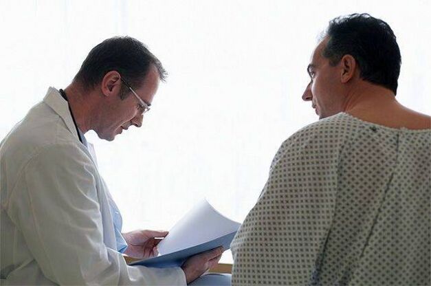 Der Arzt verschreibt dem Patienten Medikamente gegen Prostatitis.