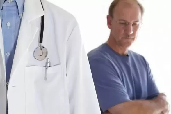 Ein Mann mit Symptomen einer chronischen Prostatitis sollte einen Urologen aufsuchen